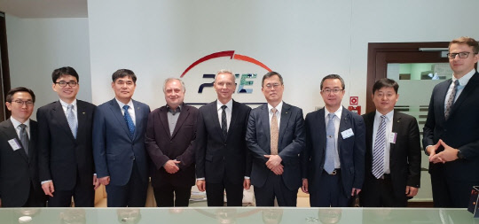 한국수력원자력은 19일(현지시간) 바르샤바에서 폴란드전력공사(PGE)와 경영진 면담을 진행했다. 크쉬토프 사들로브스키 PGE 사장 겸 이사회 의장(가운데), 정재훈 한국수력원자력 사장(오른쪽 네번째) 등이 기념촬영을 하고 있다. <한국수력원자력 제공>